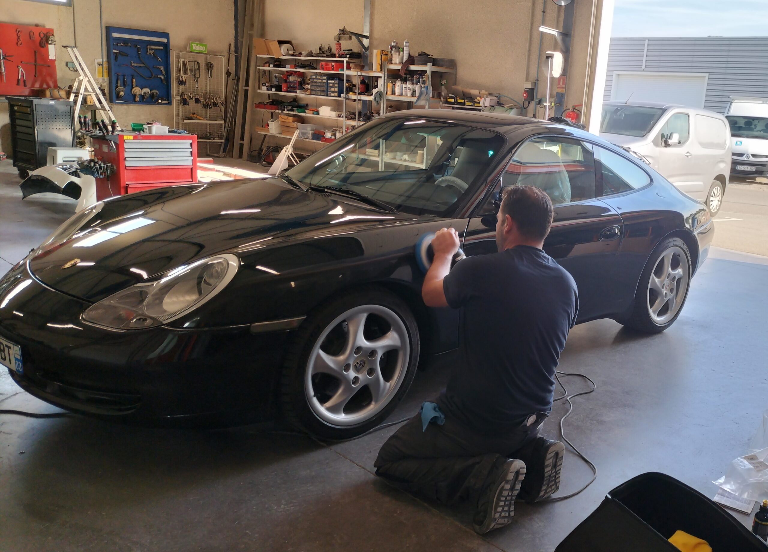 Préparation esthétique d’une Porsche 911 CARRERA de 1999